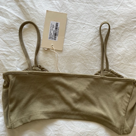 Meshki Ruched Front V Crop Top - Green - Picture 2 of 2